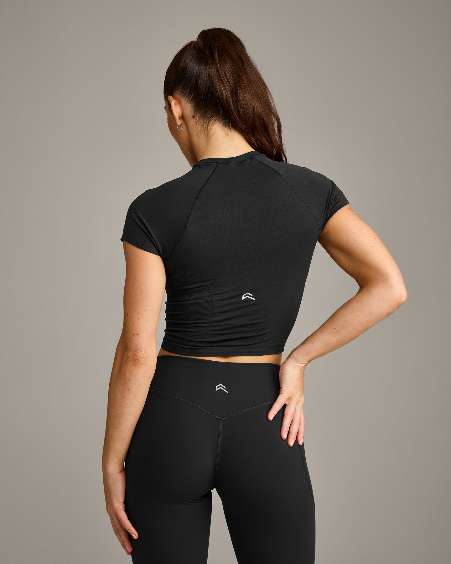 Alternative view of Oner Seamless Fitted Top | Soft Black